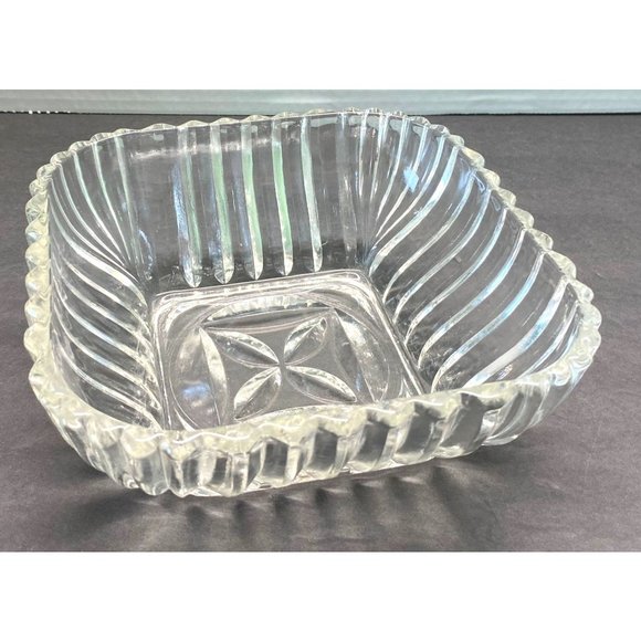 Vintage Clear Glass Decorative Serving Bowl Candy Dish 6.25" Across - Picture 8 of 9